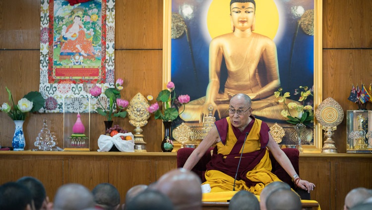 Su Santidad el Dalái Lama hablando a los miembros del Proyecto de Monjas Tibetanas, simpatizantes y monjas, durante la reunión en su residencia en Dharamsala, HP, India, el 4 de octubre de 2017. Foto de Tenzin Choejor