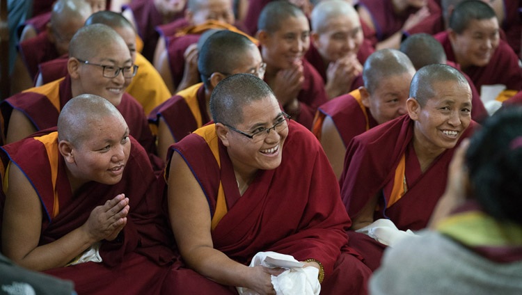 La mayoría de las 20 monjas que se convirtieron en Geshemas el pasado invierno durante su encuentro con Su Santidad el Dalái Lama en su residencia en Dharamsala, HP, India el 4 de Octubre 2017. Foto Tenzin Choejor