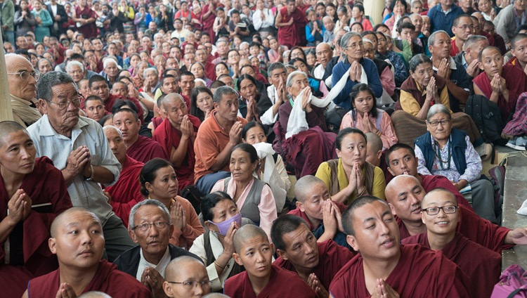 Muchas de las más de 6000 personas asistentes al segundo día de enseñanzas de Su Santidad el Dalái Lama esperando en el patio para presentarle sus respetos a su salida del Tsuglagkhang en Dharamsala, HP, India, el 4 de octubre de 2017. Foto de Tenzin Choejor