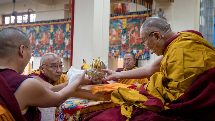 El abad del Monasterio de Namgyal Thomtog Rinmoché haciendo ofrendas tradicionales al comienzo de las enseñanzas de Su Santidad el Dalái Lama en el Templo Principal en Dharamsala, HP, India el 3 de noviembre de 2017. Foto de Tenzin Choejor