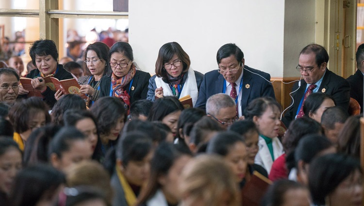 Patrocinadores y promotores de la nueva escuela del Monasterio de Namgyal recitando el «Sutra del Corazón» al comienzo de las enseñanzas de Su Santidad el Dalái Lama en el Templo Principal en Dharamsala, HP, India el 3 de noviembre de 2017. Foto de Tenzin Choejor
