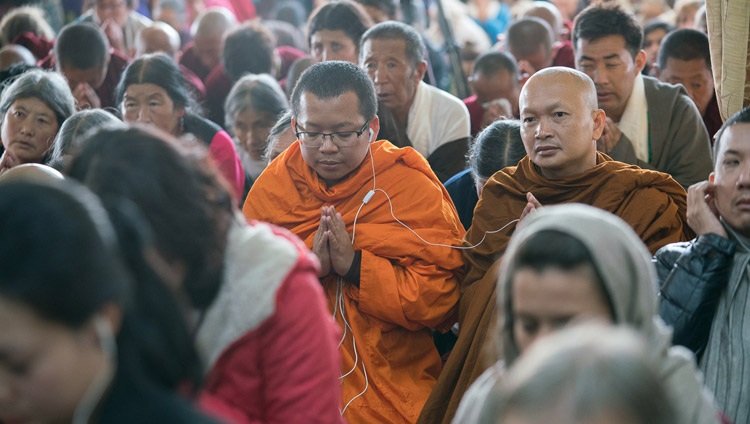 Algunas de las más de 4.000 personas que asistieron a las enseñanzas de Su Santidad el Daläi Lama en el Templo Principal en Dharamsala, HP, India, el 3 de noviembre de 2017. Foto de Tenzin Choejor