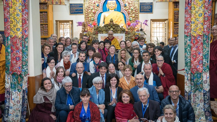Su Santidad el Dalái Lama con un grupo de italianos durante la sesión de fotos de grupo con los promotores de la nueva escuela del Monasterio de Namgyal al final de su enseñanza en el Templo Principal en Dharamsala, HP, India el 3 de noviembre de 2017. Foto de Tenzin Choejor