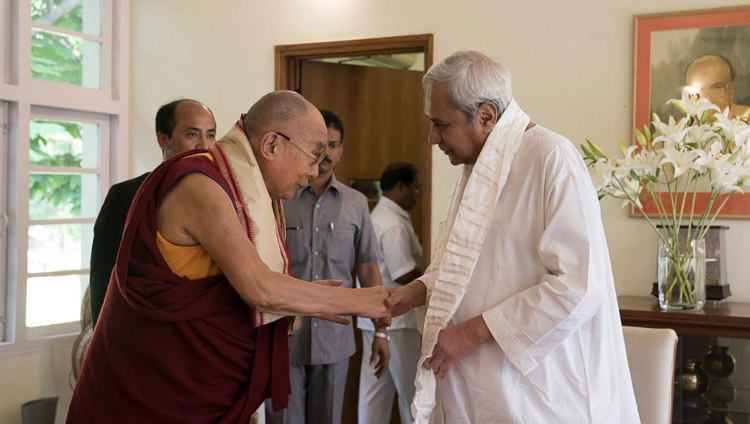 Su Santidad el Dalái Lama y el Ministro Principal de Odisha Naveen Patnaik intercambiando saludos en la residencia del Ministro Principal en Bhubaneswar, Odisha (India) el 20 de noviembre de 2017. Foto de Tenzin Choejor