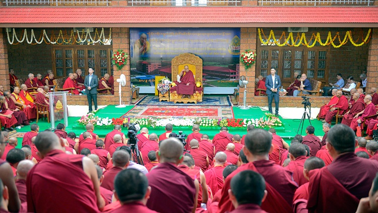 Su Santidad el Dalái Lama hablando en la inauguración del Centro de Meditación y Ciencia en el Monasterio Drepung Loseling, Mundgod, Karnataka, India el 14 de diciembre de 2017. Foto de Lobsang Tsering