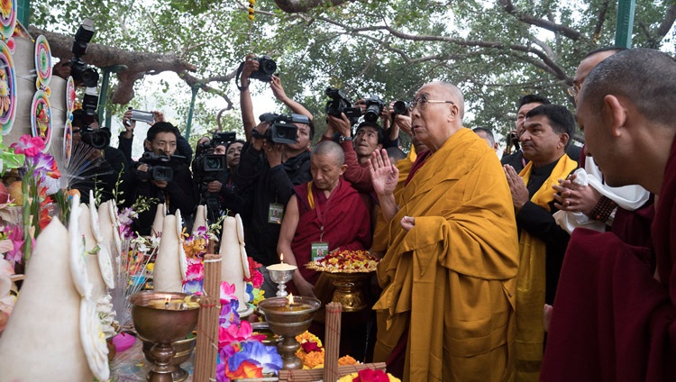 Su Santidad el Dalái Lama rindiendo homenaje a una imagen de Buda a su llegada al Templo Mahabodhi en Bodhgaya, Bihar, India, el 2 de enero de 2018. Foto de Tenzin Choejor