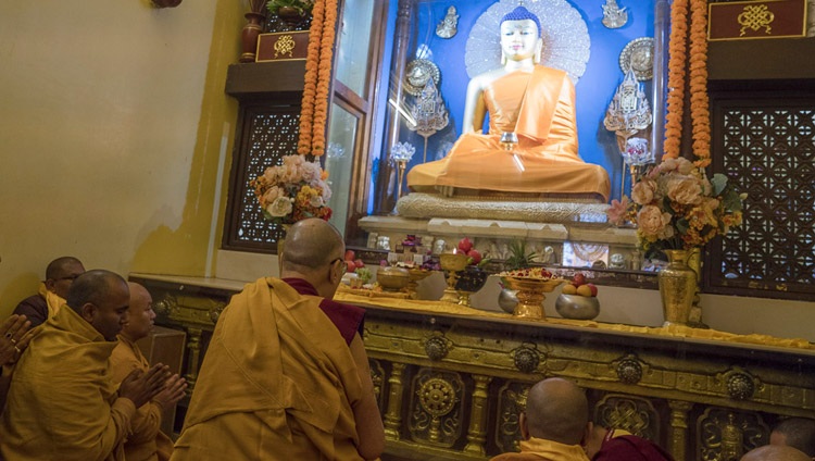 Su Santidad el Dalái Lama dirigiendo recitaciones de oraciones y alabanzas delante de la estatua de Buda dentro del Templo Mahabodhi en Bodhgaya, Bihar, India el 2 de enero de 2018. Foto de Tenzin Choejor