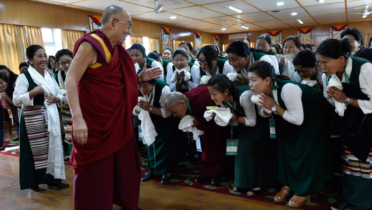 Su Santidad el Dalái Lama saluda a los miembros de la Asociación de Mujeres Tibetanas cuando llega a su reunión en su residencia de Dharamsala, HP, India, el 14 de mayo de 2018. Foto de Ven Tenzin Damchoe