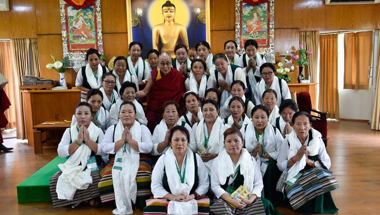 Su Santidad el Dalai Lama posando para una foto de grupo con integrantes de la Asociación de Mujeres Tibetanas después de su reunión en su residencia de Dharamsala, HP, India, el 14 de mayo de 2018. Foto de Ven Tenzin Damchoe
