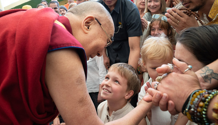 Su Santidad el Dalái Lama saluda a los miembros más jóvenes del público mientras se une a las fotos de grupo con personas de todo el mundo en el patio Tsuglagkhang en Dharamsala, HP, India, el 19 de mayo de 2018. Foto de Tenzin Choejor