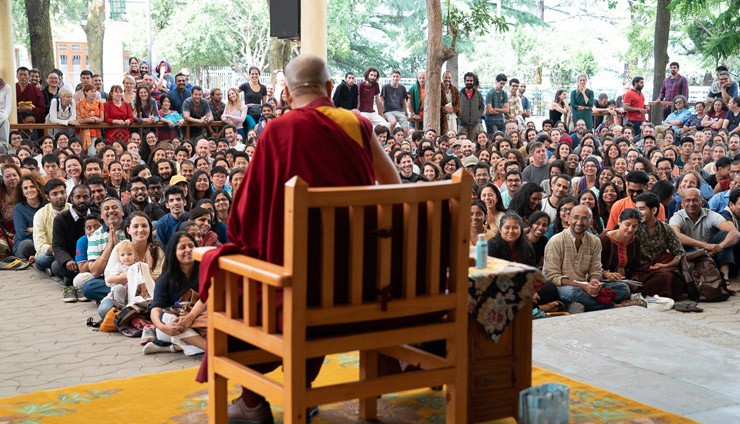 Su Santidad el Dalái Lama dirigiéndose a más de 1000 personas reunidas en el patio Tsuglagkhang en Dharamsala, HP, India el 19 de mayo de 2018. Foto de Tenzin Choejor