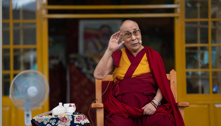 Su Santidad el Dalái Lama hablando durante su encuentro con visitantes de todo el mundo en el patio Tsuglagkhang en Dharamsala, HP, India el 19 de mayo de 2018. Foto de Tenzin Choejor