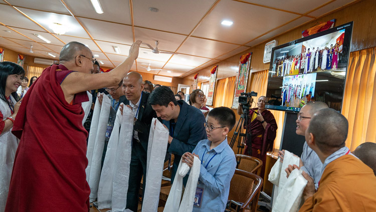 Su Santidad el Dalái Lama saludando a los participantes en Hanoi, Ciudad Ho Chi Minh y Hai Phong que asistieron a una reunión mediante videoconferencia en directo con un grupo de Vietnam en su residencia de Dharamsala, HP, India, el 21 de mayo de 2018. Foto de Tenzin Choejor