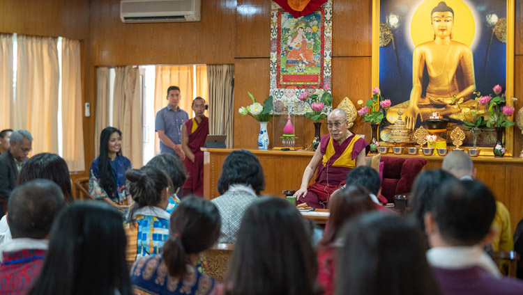 Su Santidad el Dalái Lama hablando a grupos de Vietnam en su residencia de Dharamsala, HP, India, el 21 de mayo de 2018. Foto de Tenzin Choejor