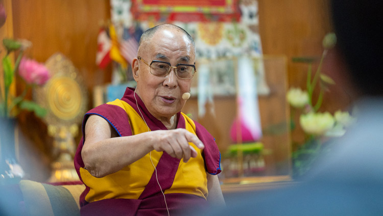 Su Santidad el Dalái Lama hablando a grupos de Vietnam en su residencia de Dharamsala, HP, India, el 21 de mayo de 2018. Foto de Tenzin Choejor