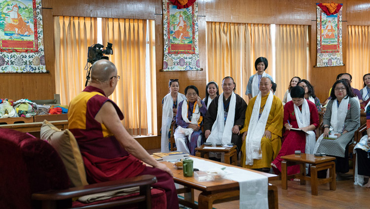 Un miembro de la audiencia haciendo preguntas a Su Santidad el Dalái Lama durante su reunión con grupos de Vietnam en su residencia en Dharamsala, HP, India el 21 de mayo de 2018. Foto de Tenzin Choejor