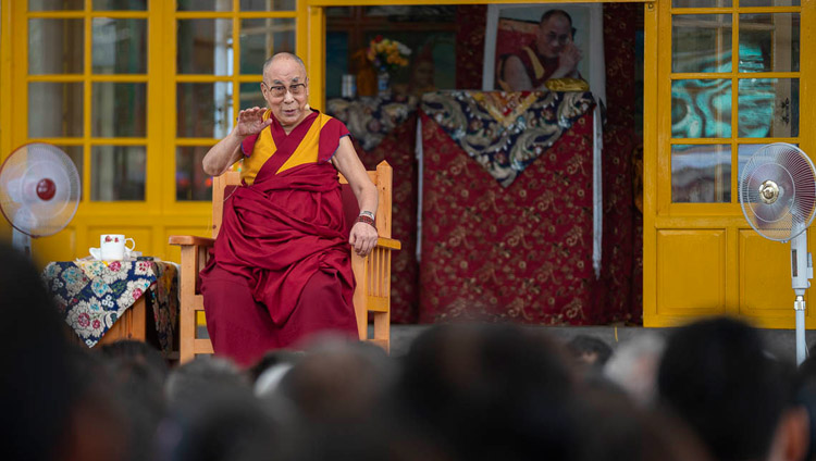 Su Santidad el Dalái Lama dirigiéndose a los participantes de una Conferencia Internacional sobre el Enfoque del Camino Medio durante su reunión en el patio del Templo Principal Tibetano en Dharamsala, HP, India el 30 de mayo de 2018. Foto de Tenzin Choejor