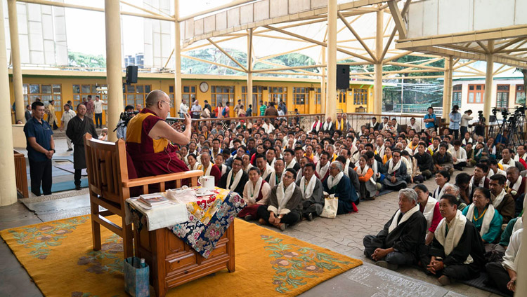 Su Santidad el Dalái Lama se dirige a más de 650 tibetanos de varios asentamientos de la India y de todo el mundo que participan en una Conferencia Internacional sobre el Enfoque del Camino Medio durante su reunión en el patio del Templo Principal Tibetano en Dharamsala, HP, India, el 30 de mayo de 2018. Foto de Tenzin Choejor