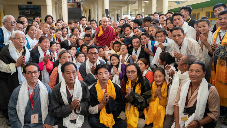 Su Santidad el Dalái Lama posando para una de varias fotos de grupo con los tibetanos que participaron en una Conferencia Internacional sobre el Enfoque del Camino Medio durante su reunión en el patio del Templo Principal Tibetano en Dharamsala, HP, India el 30 de mayo de 2018. Foto de Tenzin Choejor