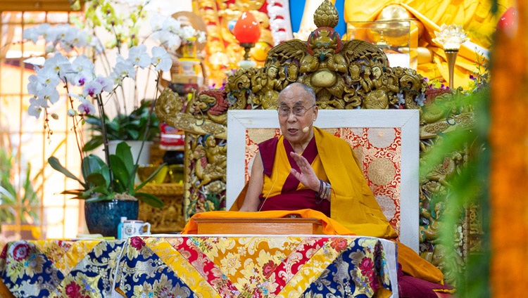 Su Santidad el Dalái Lama hablando en el primer día de sus enseñanzas solicitadas por grupos de Asia Oriental y Sudoriental en el Templo Principal Tibetano en Dharamsala, HP, India el 4 de septiembre de 2018. Foto de Tenzin Choejor