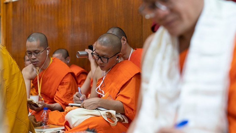 Miembros de la comunidad monástica tailandesa tomando notas durante la enseñanza de Su Santidad el Dalái Lama en el Templo Principal Tibetano en Dharamsala, HP, India el 4 de septiembre de 2018. Foto de Tenzin Choejor