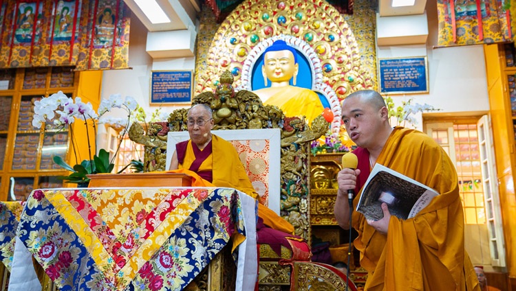 Una pregunta de la audiencia que está siendo leída para que Su Santidad el Dalái Lama responda durante su enseñanza en el Templo Principal Tibetano en Dharamsala, HP, India, el 4 de septiembre de 2018. Foto de Tenzin Choejor