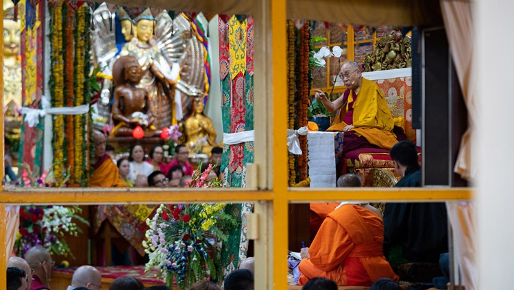 Una vista desde fuera del Templo Principal Tibetano durante la enseñanza de Su Santidad el Dalái Lama en Dharamsala, HP, India el 4 de septiembre de 2018. Foto de Tenzin Choejor