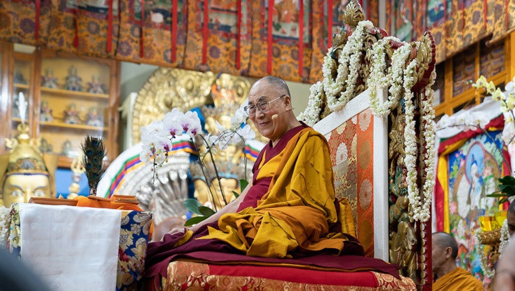 Su Santidad el Dalái Lama dirigiéndose a la audiencia en el tercer día de sus enseñanzas en el Templo Principal Tibetano en Dharamsala, HP, India el 6 de septiembre de 2018. Foto de Tenzin Choejor
