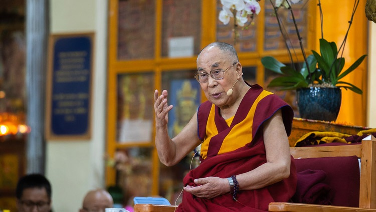 Su Santidad el Dalái Lama responde a una pregunta de la audiencia en el último día de sus enseñanzas para los budistas de Asia oriental y sudoriental en el Templo Principal Tibetano en Dharamsala, HP, India, el 7 de septiembre de 2018. Foto de Tenzin Choejor