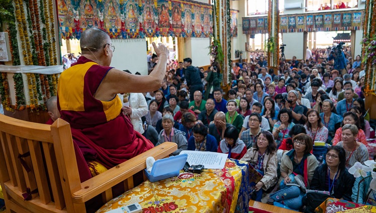 Su Santidad el Dalái Lama responde a una pregunta de la audiencia en el último día de sus enseñanzas para los budistas de Asia oriental y sudoriental en el Templo Principal Tibetano en Dharamsala, HP, India, el 7 de septiembre de 2018. Foto de Tenzin Choejor