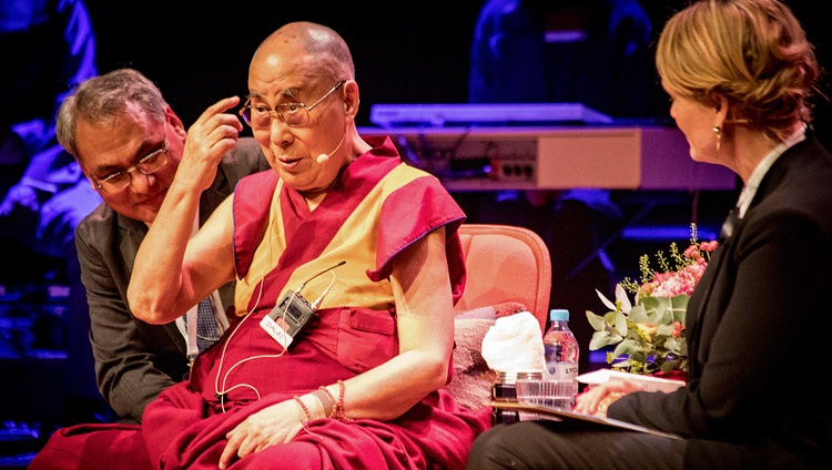 Su Santidad el Dalái Lama respondiendo a las preguntas de la audiencia durante su charla en Malmö, Suecia, el 12 de septiembre de 2018. Foto de Erik Törner/IM