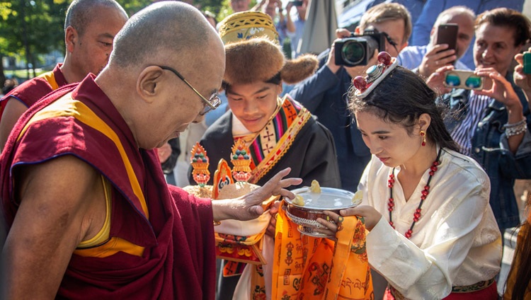 Miembros de la comunidad tibetana ofrecen a Su Santidad el Dalái Lama una tradicional bienvenida a su llegada a su hotel en Rotterdam, Países Bajos, el 14 de septiembre de 2018. Foto de Jeppe Schilder