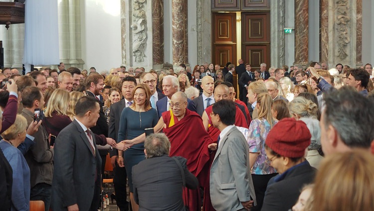 Su Santidad el Dalái Lama saluda a los miembros de la audiencia a su llegada a la Nieuwe Kerk en Amsterdam, Países Bajos, el 15 de septiembre de 2018. Foto de Jeremy Russell