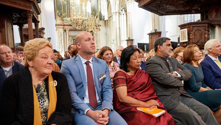 Miembros de la audiencia escuchando a Su Santidad el Dalái Lama mientras habla durante el debate sobre «Robótica y Telepresencia» en la Nieuwe Kerk en Amsterdam, Países Bajos, el 15 de septiembre de 2018. Foto de Olivier Adam