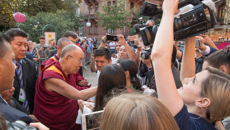Su Santidad el Dalái Lama saluda a unos simpatizantes al llegar al Kongresshaus Stadthalle Heidelberg en Heidelberg, Alemania, el 20 de septiembre de 2018. Foto de Manuel Bauer