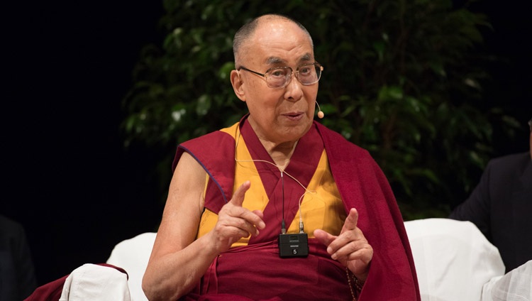 Su Santidad el Dalái Lama hablando en el diálogo sobre Felicidad y Responsabilidad en Heidelberg, Alemania, el 20 de septiembre de 2018. Foto de Manuel Bauer