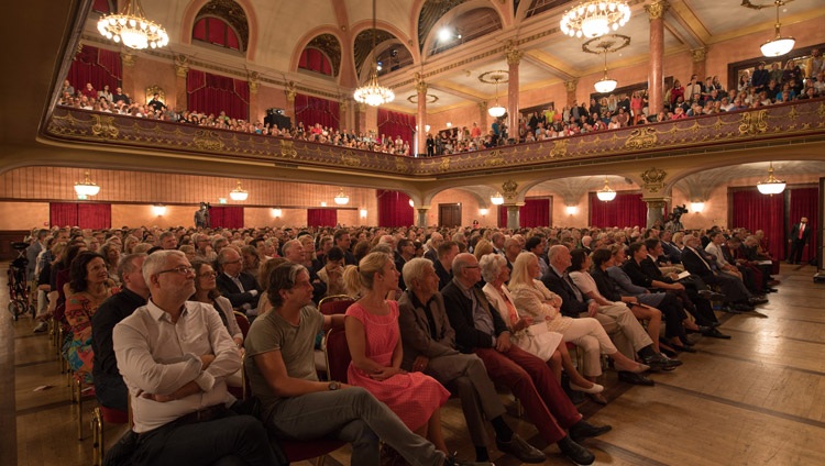 Miembros de la audiencia escuchando a los oradores en el diálogo sobre Felicidad y Responsabilidad en el Kongresshaus Stadthalle Heidelberg en Heidelberg, Alemania el 20 de septiembre de 2018. Foto de Manuel Bauer