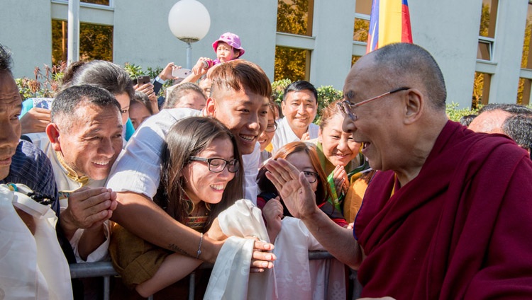 Su Santidad el Dalái Lama interactuando con miembros de la comunidad tibetana que se reunieron en su hotel para darle la bienvenida a su llegada a Zurich, Suiza, el 20 de septiembre de 2018. Foto de Manuel Bauer