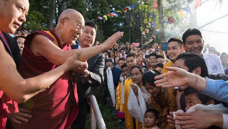 Su Santidad el Lama Dálai saludando a la multitud de tibetanos reunidos para darle la bienvenida al Tibet Institute Rikon en Rikon, Suiza, el 21 de septiembre de 2018. Foto de Manuel Bauer