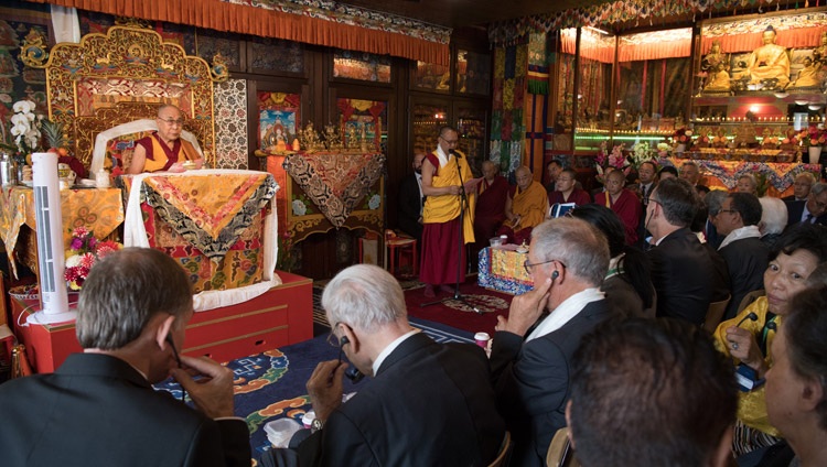 El Abad del Monasterio de Rikon Ven Thupten Legmon dando la bienvenida durante la ceremonia de conmemoración del 50 aniversario del Instituto Tibetano Rikon en Rikon, Suiza, el 21 de septiembre de 2018. Foto de Manuel Bauer