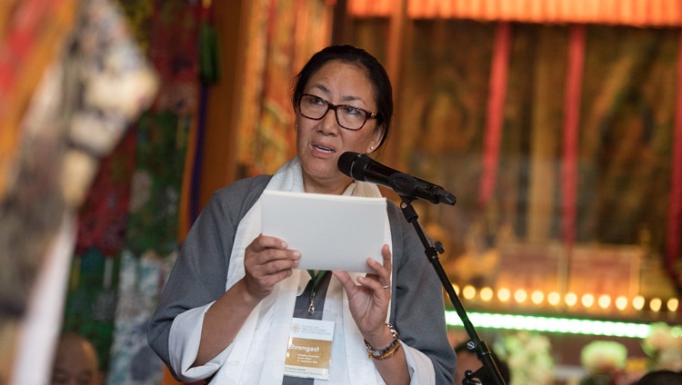 La Dra. Karma Dolma Lobsang, Presidenta del Instituto Tibetano Rikon (TIR) hablando en la ceremonia de conmemoración del 50º aniversario del Instituto en Rikon, Suiza, el 21 de septiembre de 2018. Foto de Manuel Bauer