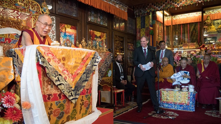 Su Santidad el Lama Dálai comentando alegremente después de que Philip Hepp, Director Gerente de TIR, ofreciera unas palabras de agradecimiento al término de la ceremonia de conmemoración del 50º aniversario del Tibet Institute Rikon en Rikon, Suiza, el 21 de septiembre de 2018. Foto de Manuel Bauer