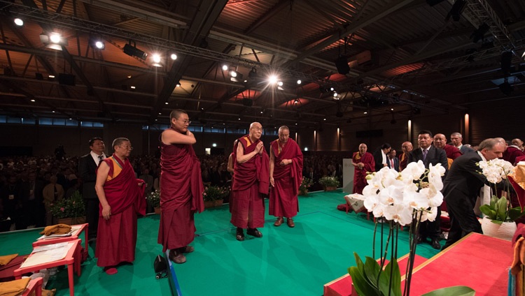 Su Santidad el Dalái Lama rinde homenaje a la imagen de Buda cuando llega al escenario de Eulachhalle en Winterthur, Suiza, el 22 de septiembre de 2018. Foto de Manuel Bauer