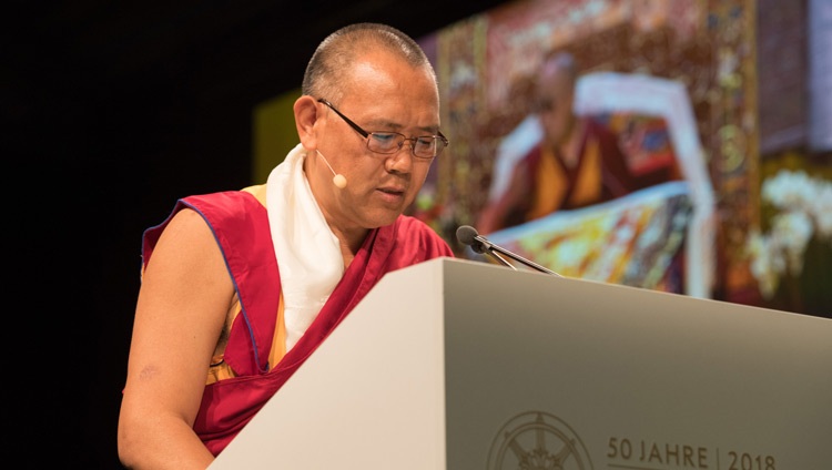 Rikon Abbot, Khenpo Thupten Legmon, pronunciando su discurso de apertura en la celebración del 50º aniversario del Tibet Institute Rikon en Winterthur, Suiza, el 22 de septiembre de 2018. Foto de Manuel Bauer