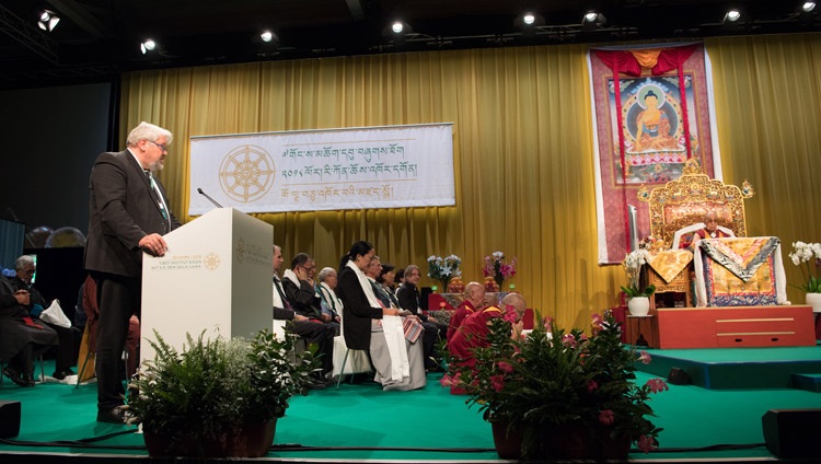 El alcalde de Winterthur, Michael Kunzle, hablando en la celebración del 50º aniversario del Tibet Institute Rikon en Winterthur, Suiza, el 22 de septiembre de 2018. Foto de Manuel Bauer