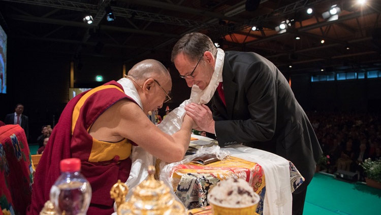 Su Santidad el Dalái Lama da las gracias a Mario Fehr, miembro del Consejo del Cantón de Zurich y amigo desde hace mucho tiempo del Tíbet por su discurso en la celebración del 50º aniversario del Instituto Tibetano Rikon en Winterthur, Suiza, el 22 de septiembre de 2018. Foto de Manuel Bauer