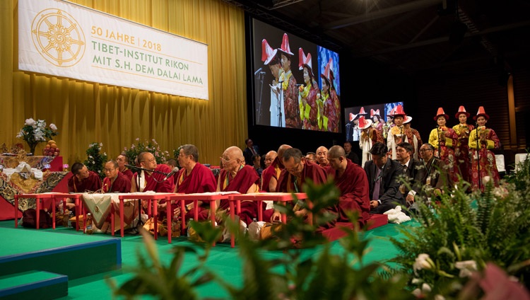 Jóvenes tibetanos interpretando una canción compuesta por el abad de Rikon Khenpo Thupten Legmon en la celebración del 50º aniversario del Tibet Institute Rikon en Winterthur, Suiza, el 22 de septiembre de 2018. Foto de Manuel Bauer