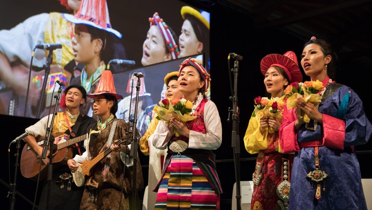 Artistas vestidos con trajes tradicionales de las tres provincias del Tíbet actúan en la celebración del 50º aniversario del Tibet Institute Rikon en Winterthur, Suiza, el 22 de septiembre de 2018. Foto de Manuel Bauer