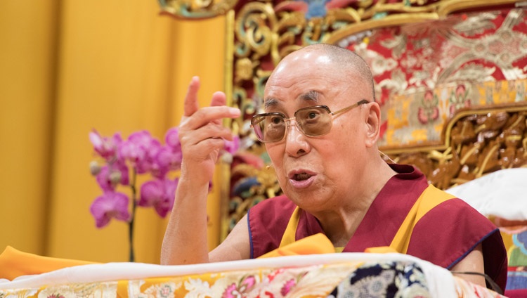 Su Santidad el Dálai Lama dando una introducción al budismo en su enseñanza en el Zurich Hallenstadion en Zurich, Suiza el 23 de septiembre de 2018. Foto de Manuel Bauer