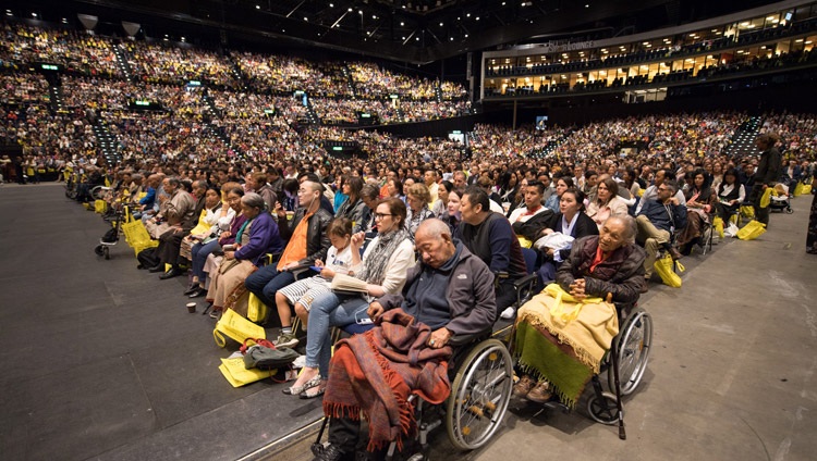 Una vista de muchas de las más de 9.000 personas que asistieron a la enseñanza de Su Santidad el Dálai Lama en el Zurich Hallenstadion en Zurich, Suiza, el 23 de septiembre de 2018. Foto de Manuel Bauer